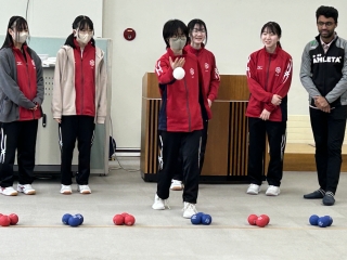 介護福祉学校で留学生とボッチャを体験
